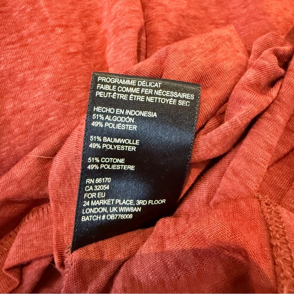 3/$15‼️Urban Outfitters Basic V-Neckline Soft T-Shirt, Size M, Brick Red - Picture 6 of 7